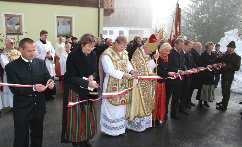 In der Vorbereitung waren viele Hände notwendig, und auch beim gemeinsamen Durchschneiden des Bandes ist man sich einig: ehem. PGR-Obmann Paul Zotter, PGR Obfrau Brigitte Enzinger, Pfarrer Dechant Mag. Tobias Giglmayer, Erzbischof Dr. Alois Kothgasser, LAbg. Bgm. Sonja Ottenbacher, LH Dr. Wilfried Haslauer, KR Direktor Josef Lidicky, verdeckt Bauausschussobmann Herbert Hörfarter, Baumeister Ing. Hermann Aigner, Amtsleiterin Gundi Egger, Vizebgm. Cornel Knapp